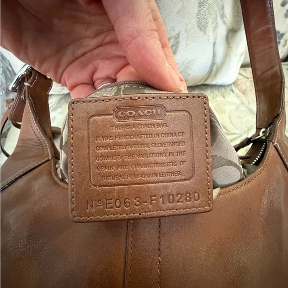 Coach. Elegant Brown Leather Shoulder Bag - Picture 7 of 15